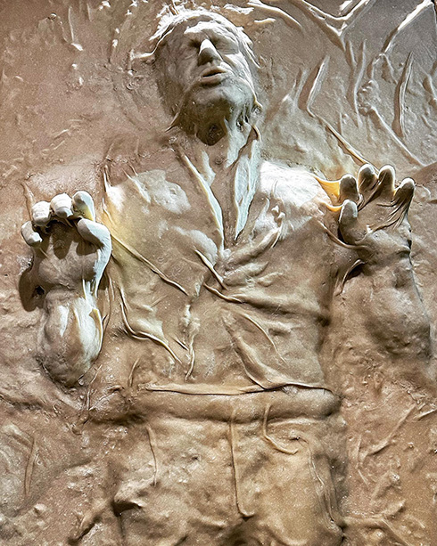 ハン・ソロの炭素冷凍を再現したパン屋さんの技がすごい　スターウォーズの世界観をパンで表現したパン・ソロ