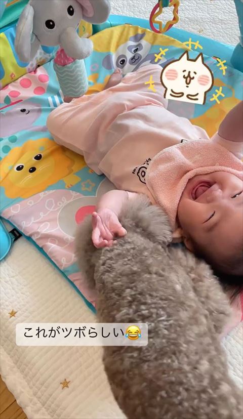 手を上にあけて口を大きくあけて笑う赤ちゃん