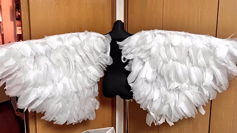 リアルな天使の羽700枚を5日間で作る狂気の工作が話題に　今からマネすればハロウィンに間に合うかも？
