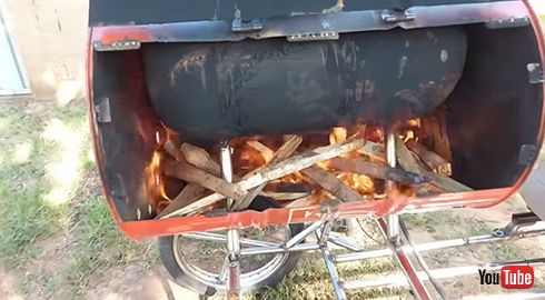 ドラム缶でせっせと火起こし