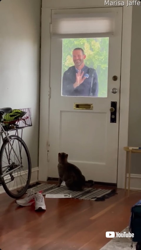 手を振って去る配達員