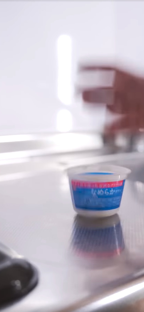 ヨーグルトを食べ終わったスプーンとカップの行方が逆　“定期的に起こる脳のバグ”があるあるすぎる