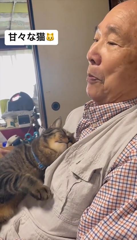 右手浮かしてお顔スリスリ