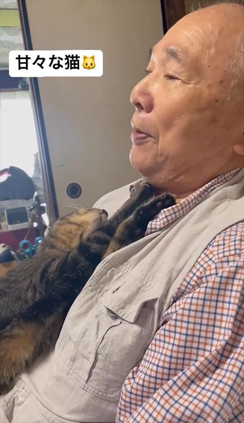 前足をおじいちゃんのアゴに