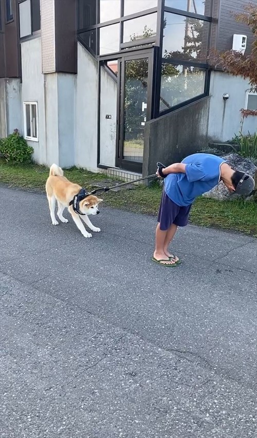 後ろを振り返る息子さん
