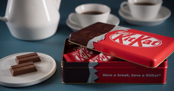  袋からちょこっと飛び出たキットカットがデザインされた缶