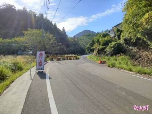 ここまでずっと2車線だったのに、突然の険しさ