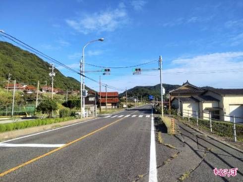 何の変哲もない交差点ですが……？