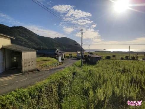 国道191号から数十m先に山陰本線の宇賀本郷駅がある