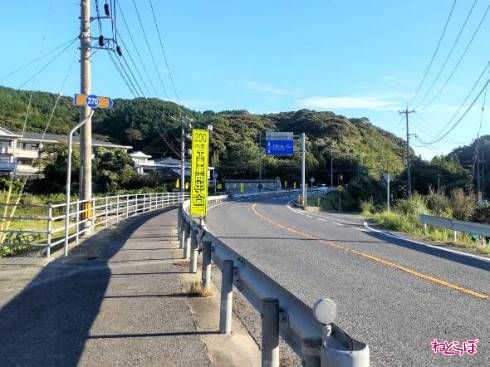 右側の脇道が県道270号