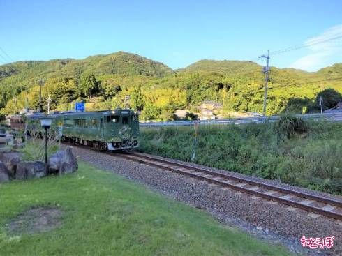 ちょうど隣を山陰本線の観光列車「○○のはなし」が通過しました