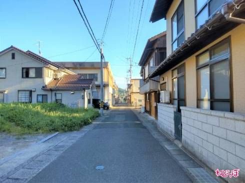 下っていくと住宅街に