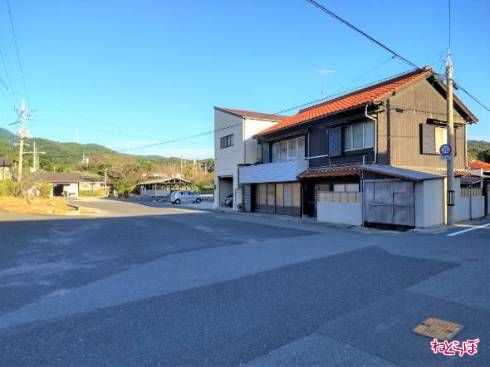 左に進路を変えて駅に向かいます