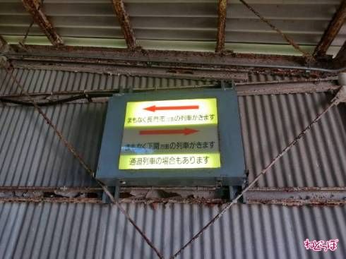 下関方面ホームへと繋がる地下通路には、列車の案内が