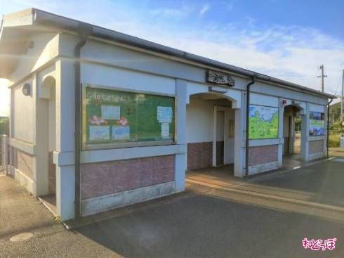 国道191号からアクセスできる、小串・下関方面の駅舎