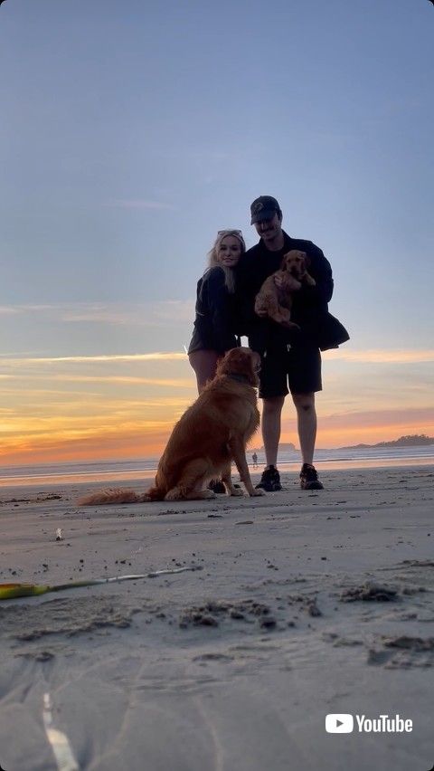 家族写真を撮影する子犬