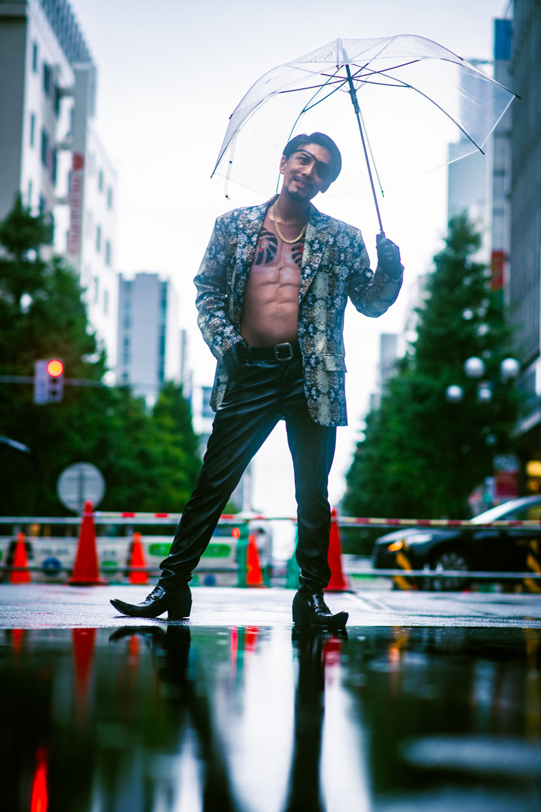 実写版「龍が如く」の真島吾朗かと思った　五十路コスプレイヤーの再現度の高さに「本人じゃん…？」「ゲームの中から出てきちゃ駄目ですよ」の声