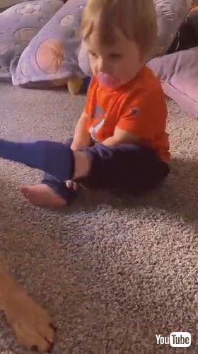 左足の靴下を脱がされる男の子