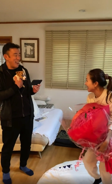 25年回目の結婚記念日に夫から妻へサプライズプレゼント