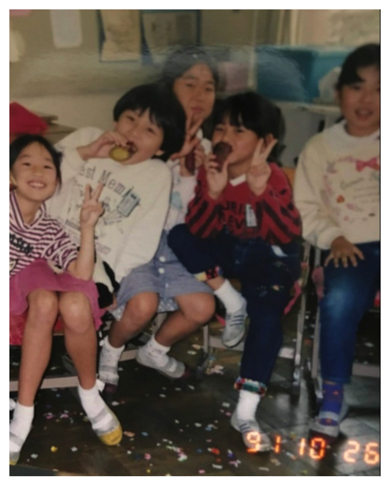 40歳を迎えた「名探偵コナン」主題歌で知られる歌手の倉木麻衣の小学生ショット