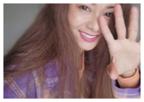 40歳を迎えた「名探偵コナン」主題歌で知られる歌手の倉木麻衣の4歳ショット