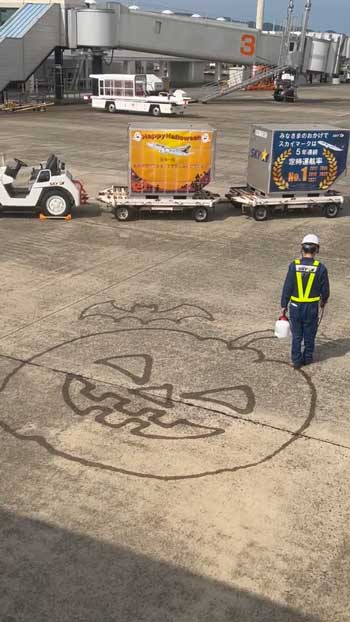 鹿児島空港 サービス 整備士 水アート 絵 メッセージ ハロウィーン