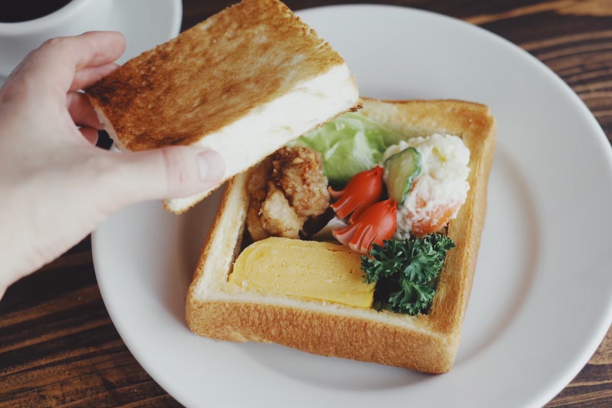 お弁当箱ごと食べられる「おべんトースト」がワクワクする　くりぬいた厚切りの食パンにおかずがたっぷり