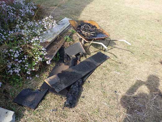 陣場山 休憩舎 直火・焚き火 禁止 案内板 燃やされる 器物損壊