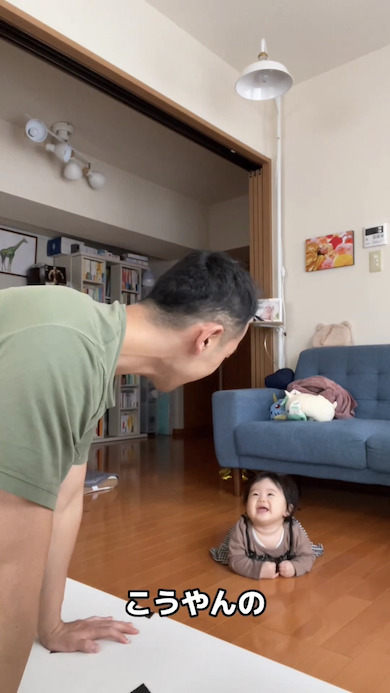 肘を地面から垂直に曲げて体を浮かせるパパの写真