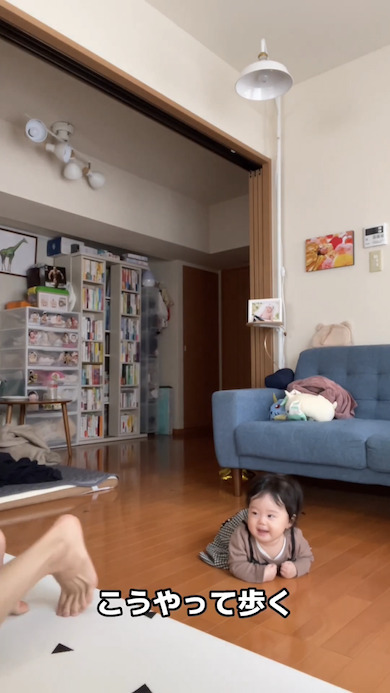パパがハイハイでその場を一回転している写真