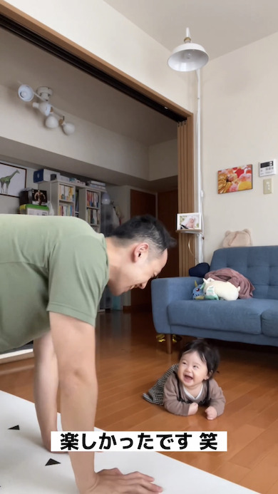 笑顔の親子の写真