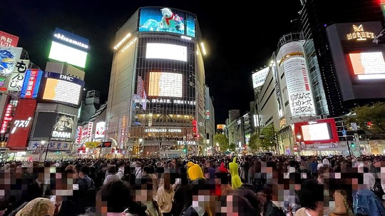 ハロウィン前である10月28日〜10月30日の渋谷スクランブル交差点の人出が、COVIDｰ19（新型コロナウイルス感染症）が拡大する以前の2019年よりも、増加しているとみられることが明らかに