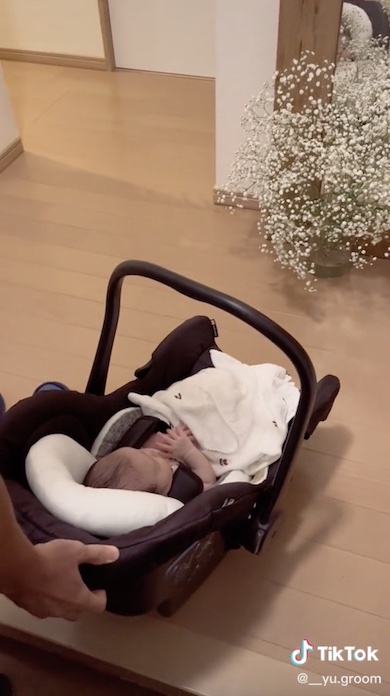 玄関に白いお花のサプライズの写真ALT