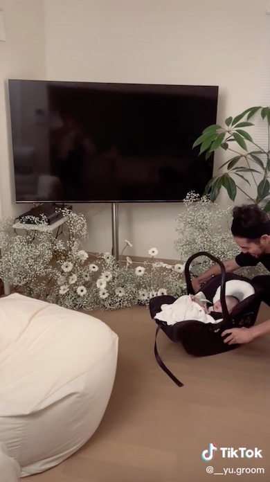 リビングにたくさんの白いお花を飾ったサプライズ