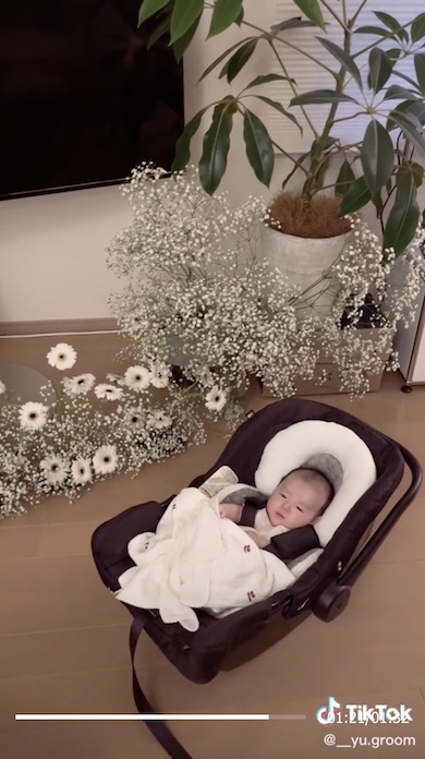 赤ちゃんとたくさんお花の写真