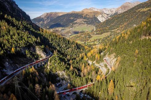 スイスレーティッシュ鉄道100両編成