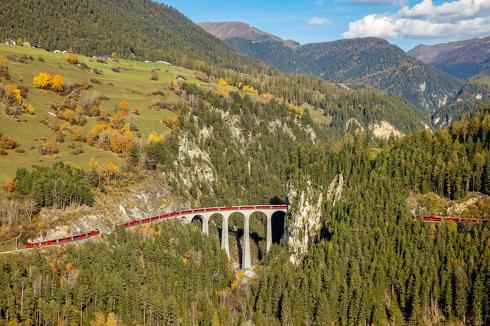 スイスレーティッシュ鉄道100両編成
