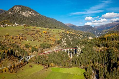 スイスレーティッシュ鉄道100両編成