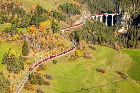 スイスレーティッシュ鉄道100両編成