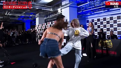 緒方友莉奈に蹴りを食らわせるいーたろ