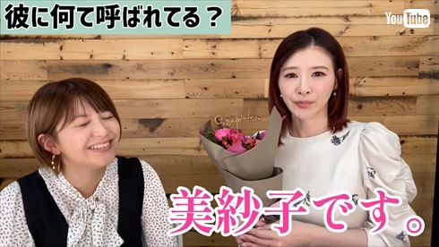 婚約指輪を披露する手島優