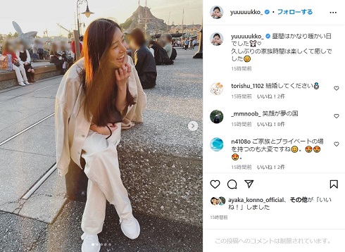 ディズニーで満面の笑顔を浮かべている新木優子