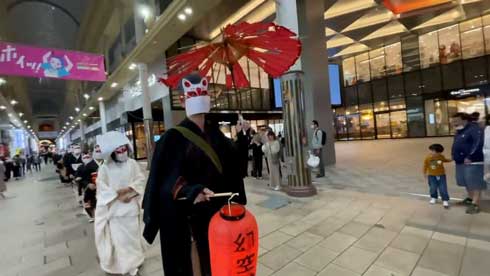 お狐 ハロウィーン 狐の嫁入り 行列 練り歩き お面 着物