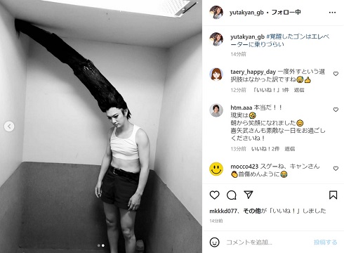 覚醒したゴンに扮した喜矢武豊がエレベーターに乗る