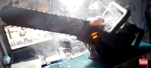 再現度が高すぎるチェンソーマンの自作コスプレ　煙を吐いて回転する刃がすごい迫力