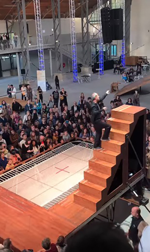 何度落下しても階段の頂上を目指すアートパフォーマンス　トランポリンのおかげで再起する姿に「人生みたいだ」と考察が飛び交う