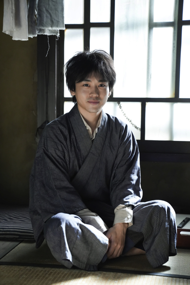 「カムカムエヴリバディ」制作チームによるドラマ「探偵ロマンス」泉澤祐希