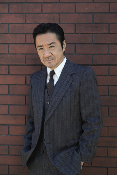 「カムカムエヴリバディ」制作チームによるドラマ「探偵ロマンス」大友康平