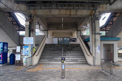 通路の真ん中に置かれた改札