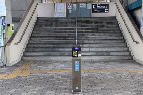 通路の真ん中に置かれた改札（拡大）